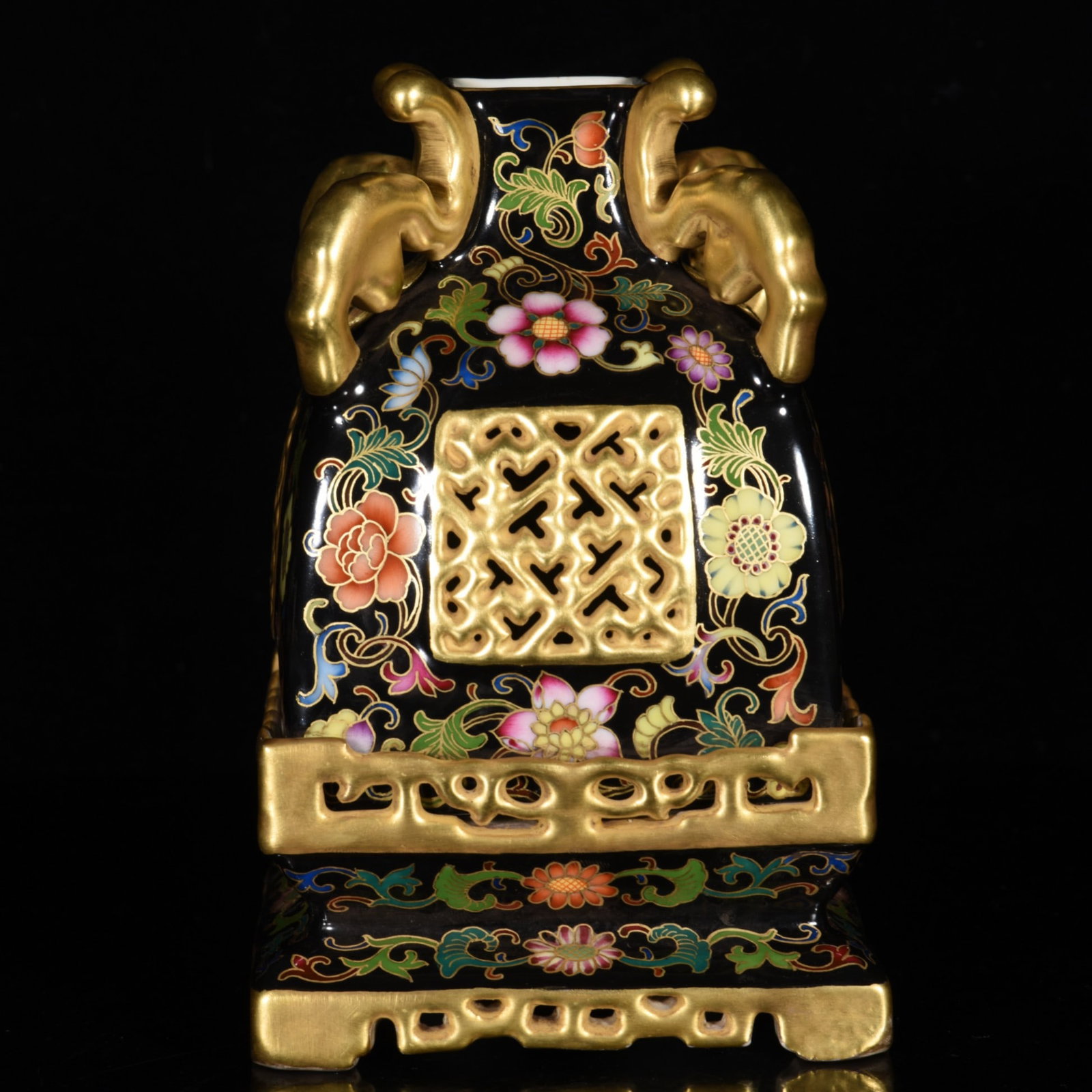 A FAMILLE ROSE GILT DECORATED CARVED OPENWORK SQUARE JAR: A FAMILLE ROSE GILT DECORATED CARVED OPENWORK SQUARE JAR Dimensions: Length: 15 cm (5.91 in.), Width: 9 cm (3.54 in.). All measurements are approximate.
