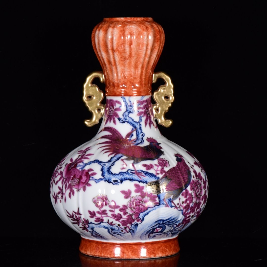 IMPERIAL FAMILLE ROSE RUBY RED-GROUND 'CHICKEN' GILT DECORATED GARLIC-HEAD FLASK: IMPERIAL FAMILLE ROSE RUBY RED-GROUND 'CHICKEN' GILT DECORATED GARLIC-HEAD FLASK Dimensions: Length: 25 cm (9.84 in.), Width: 16 cm (6.30 in.). All measurements are approximate.