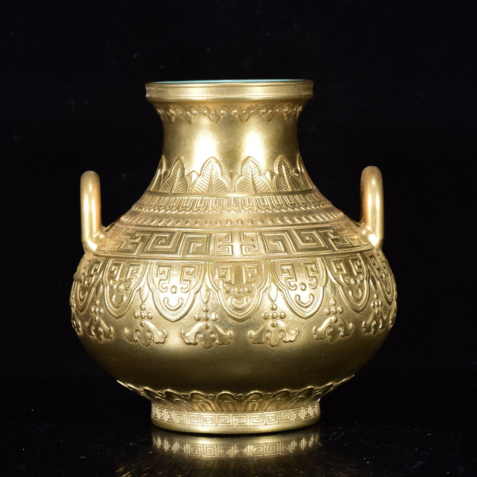 A GILT DECORATED CARVED JAR: A GILT DECORATED CARVED JAR Dimensions: Length: 16 cm (6.30 in.), Width: 14 cm (5.51 in.). All measurements are approximate.