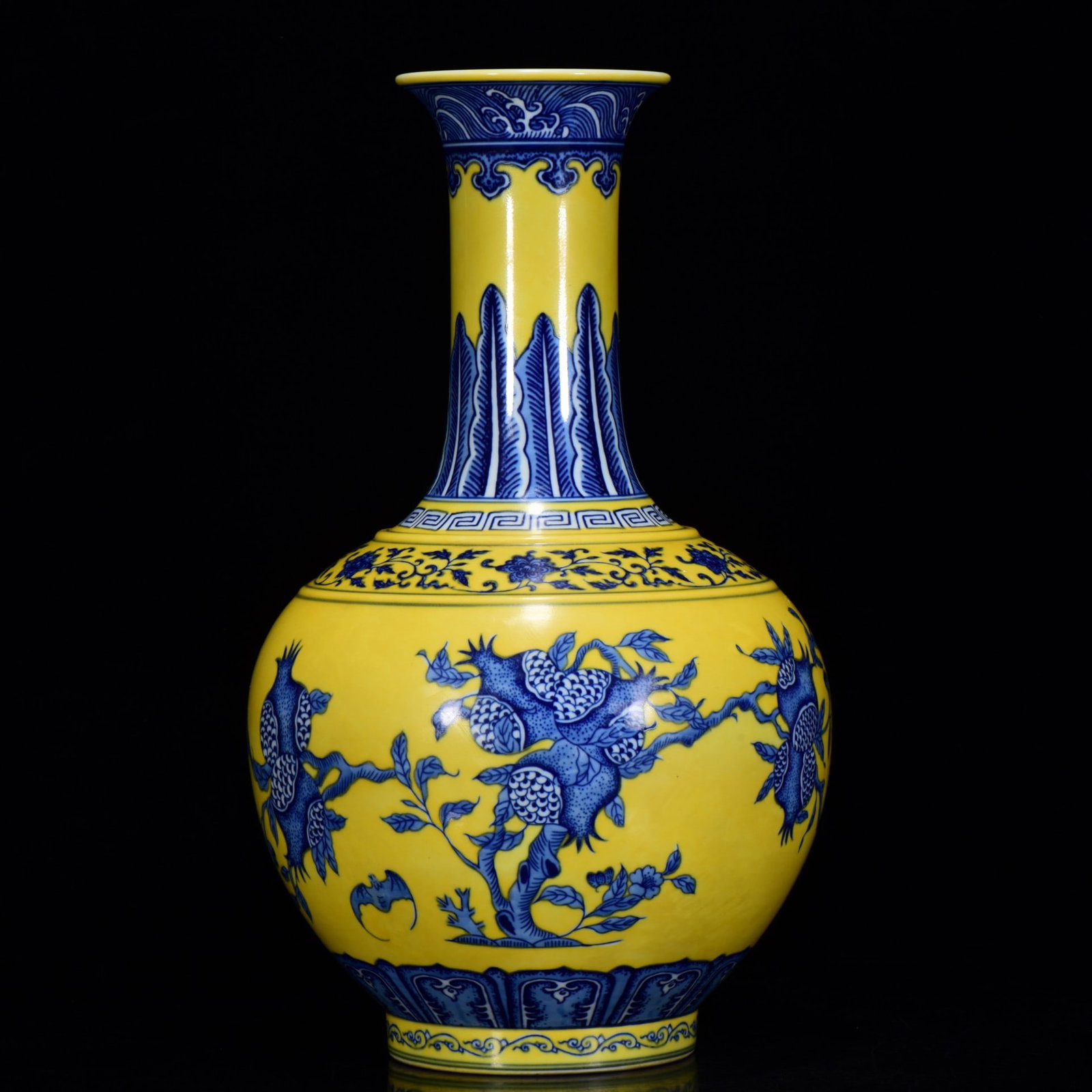 A YELLOW-GLAZED BLUE AND WHITE 'POMEGRANATE' VASE (1 of 9)