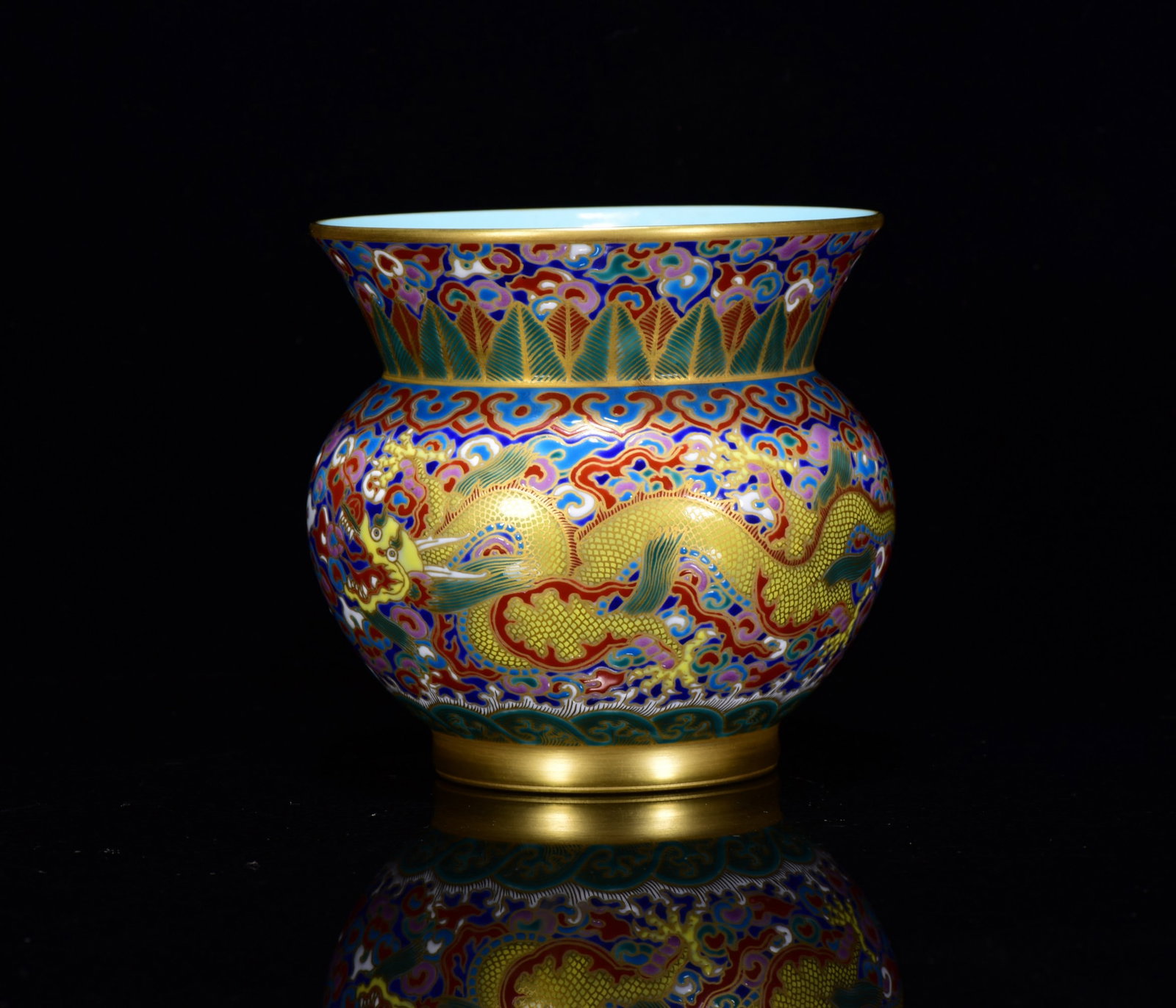 AN ENAMEL GILT DECORATED 'DRAGON' SPITTOON (1 of 9)