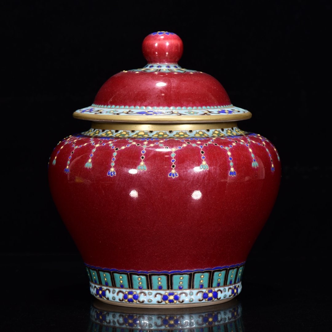 A SACRIFICIAL RED-GLAZED GILT DECORATED COVERED JAR: A SACRIFICIAL RED-GLAZED GILT DECORATED COVERED JAR Dimensions: Length: 18 cm (7.09 in.), Width: 15 cm (5.91 in.). All measurements are approximate.