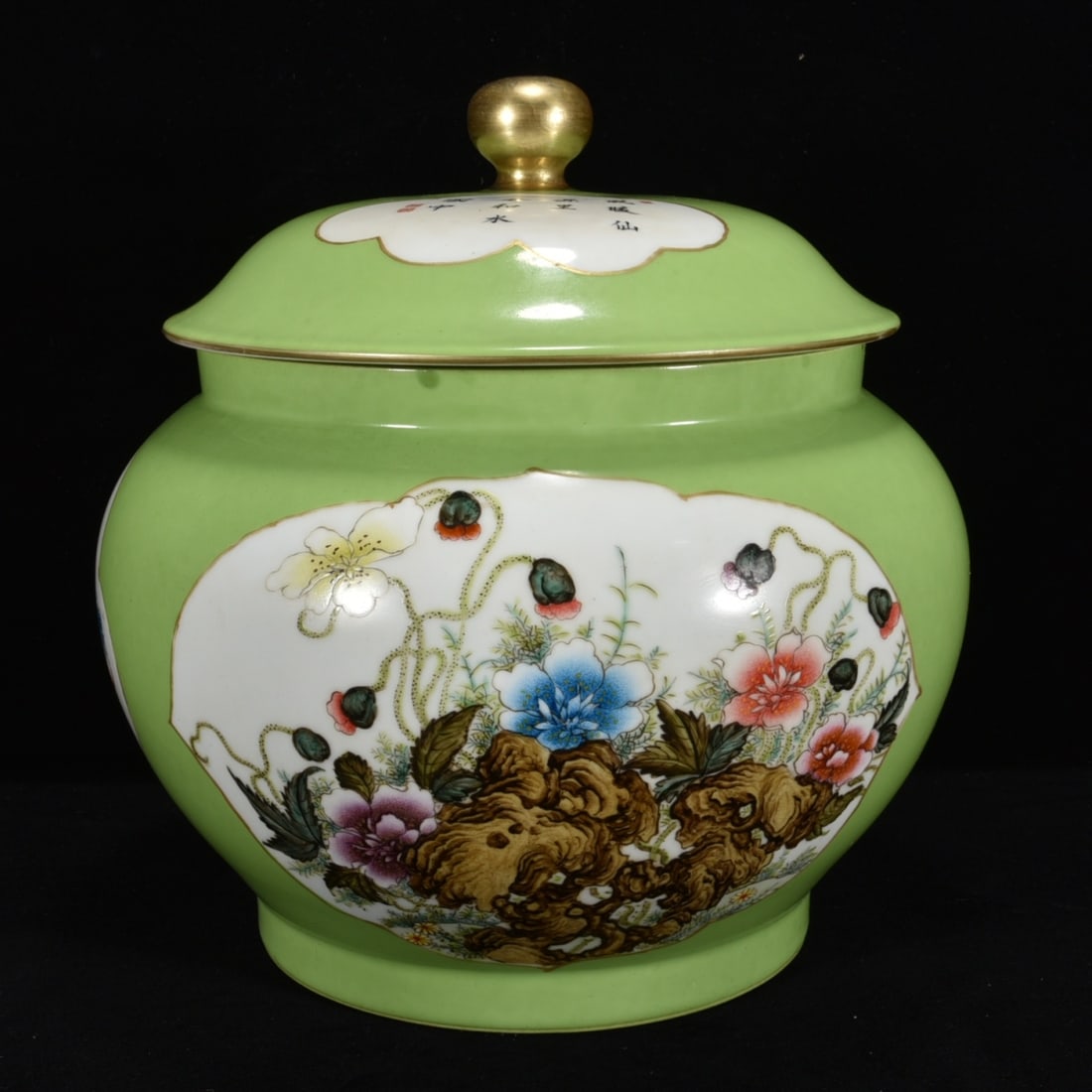 AN APPLE GREEN-GLAZED MEDALLION 'POPPY' GILT DECORATED COVERED JAR: AN APPLE GREEN-GLAZED MEDALLION 'POPPY' GILT DECORATED COVERED JAR Dimensions: Length: 29 cm (11.42 in.), Width: 26 cm (10.24 in.). All measurements are approximate.