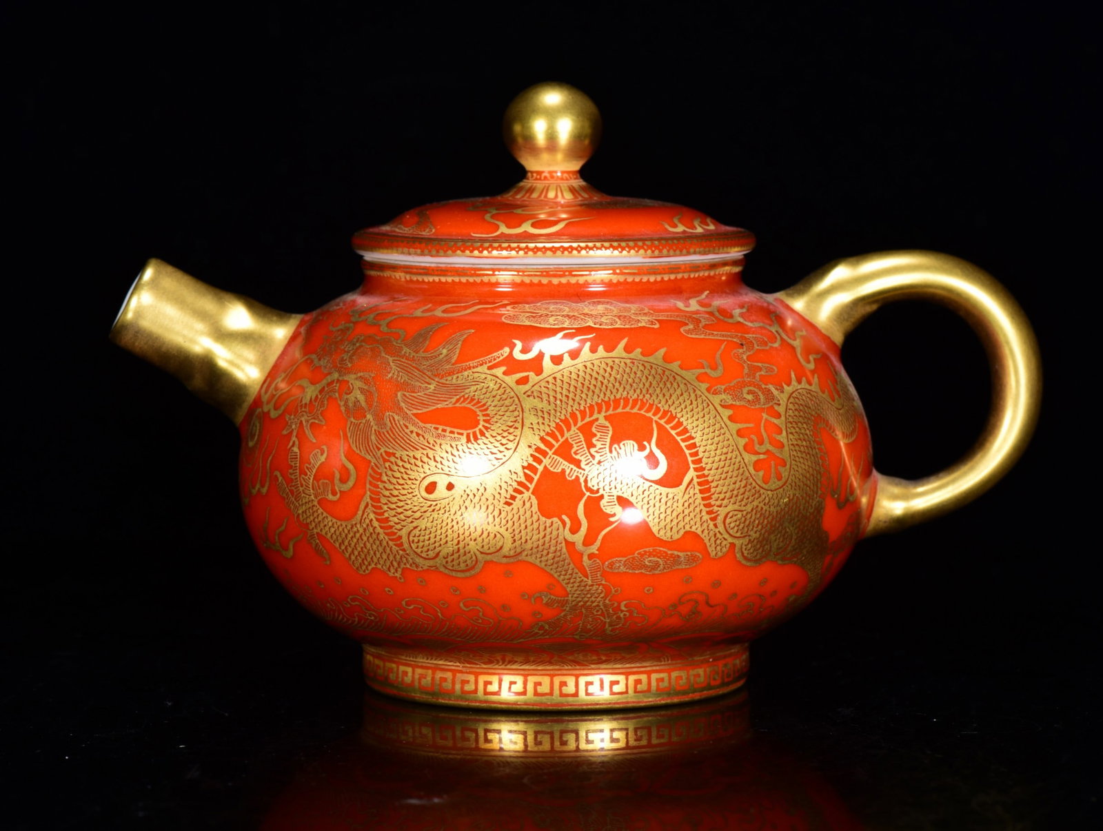 AN IRON-RED GILT DECORATED 'DRAGON' EWER: AN IRON-RED GILT DECORATED 'DRAGON' EWER Dimensions: Length: 11 cm (4.33 in.), Width: 18 cm (7.09 in.). All measurements are approximate.