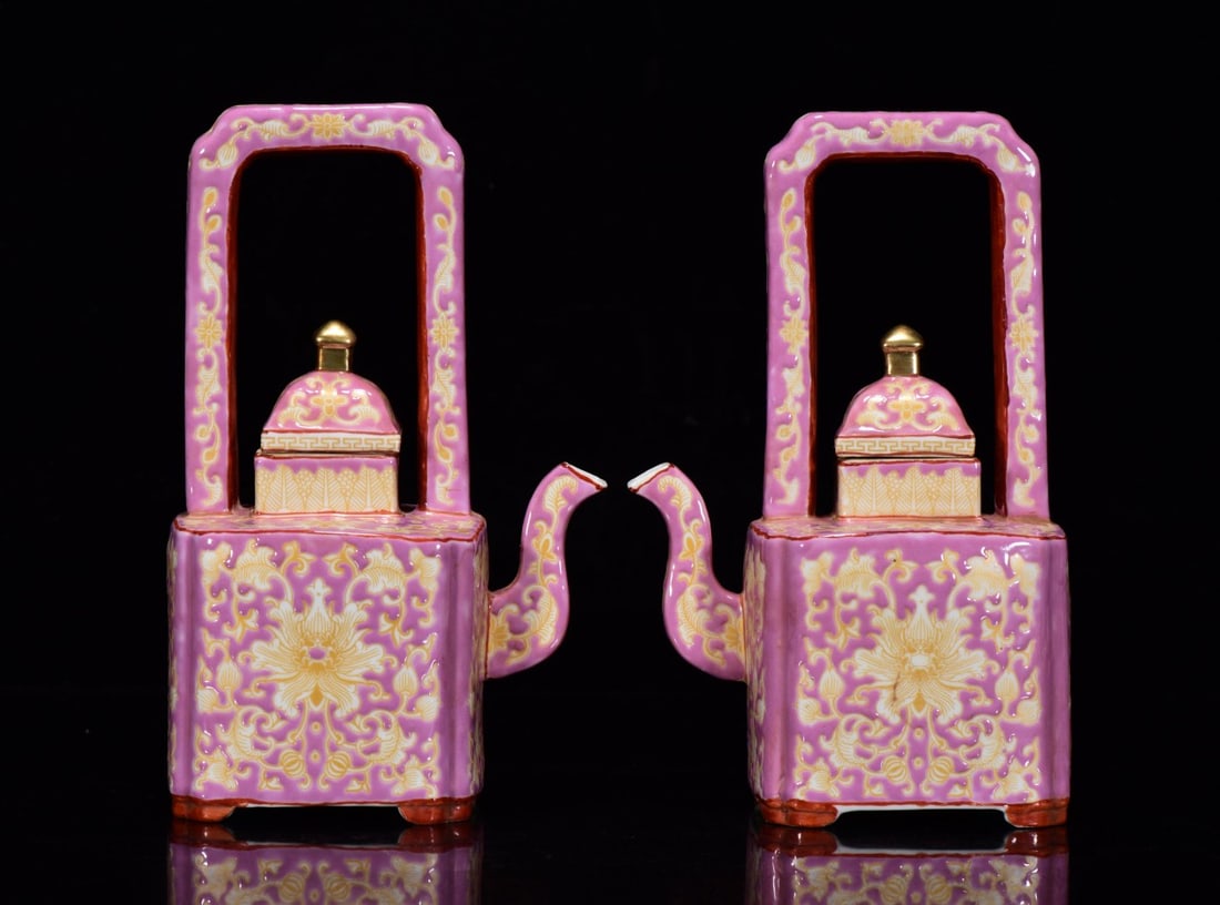 IMPERIAL FAMILLE ROSE 'INTERLOCKING LOTUS' LOOP-HANDLE EWER (1 of 9)