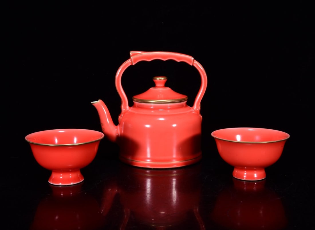 A CORAL RED-GLAZED GILT DECORATED TEA SET: A CORAL RED-GLAZED GILT DECORATED TEA SET Teapot Dimensions: Length: 15 cm (5.91 in.), Width: 15 cm (5.91 in.). Cup Dimensions: Length: 5 cm (1.97 in.), Width: 8.5 cm (3.35 in.). All measurements are 