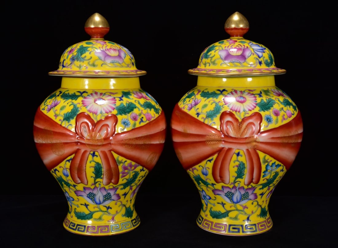 AN ENAMEL GILT DECORATED 'RIBBON' GENERAL'S JAR (1 of 9)