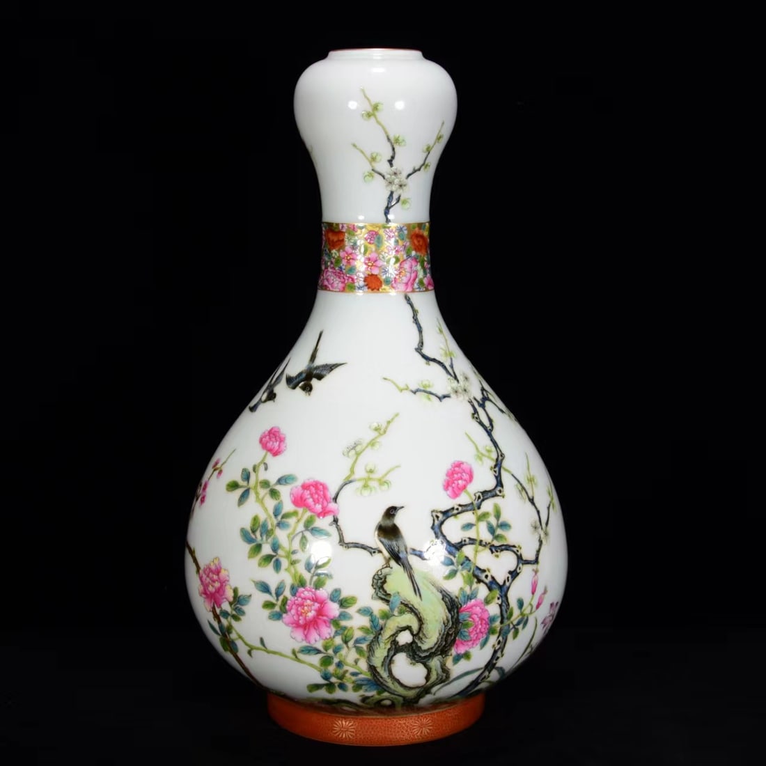 A FAMILLE ROSE 'FLOWERS AND BIRDS' GARLIC-HEAD VASE: A FAMILLE ROSE 'FLOWERS AND BIRDS' GARLIC-HEAD VASE Dimensions: Length: 35 cm (13.78 in.), Width: 20 cm (7.87 in.). All measurements are approximate.