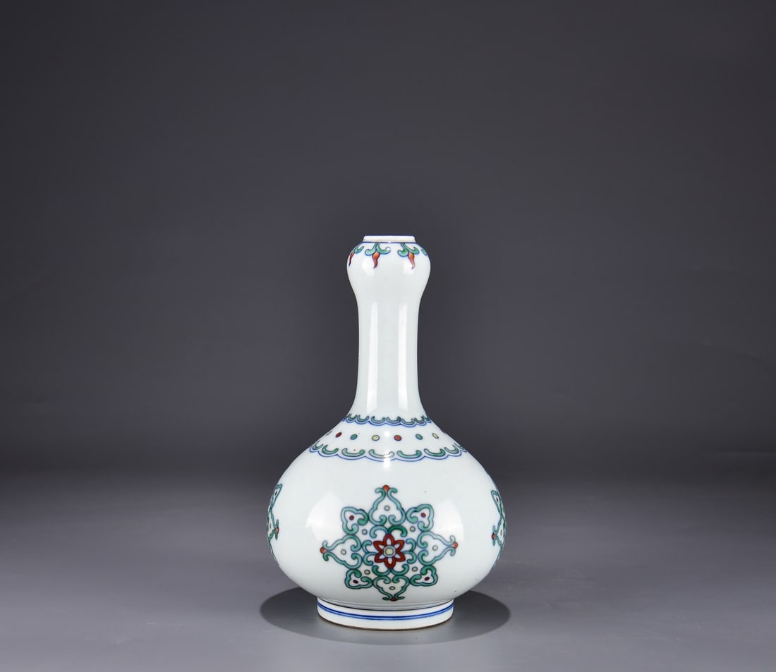 A DOUCAI GARLIC-HEAD VASE: A DOUCAI GARLIC-HEAD VASE Dimensions: Length: 24 cm (9.45 in.), Width: 15 cm (5.91 in.). All measurements are approximate.