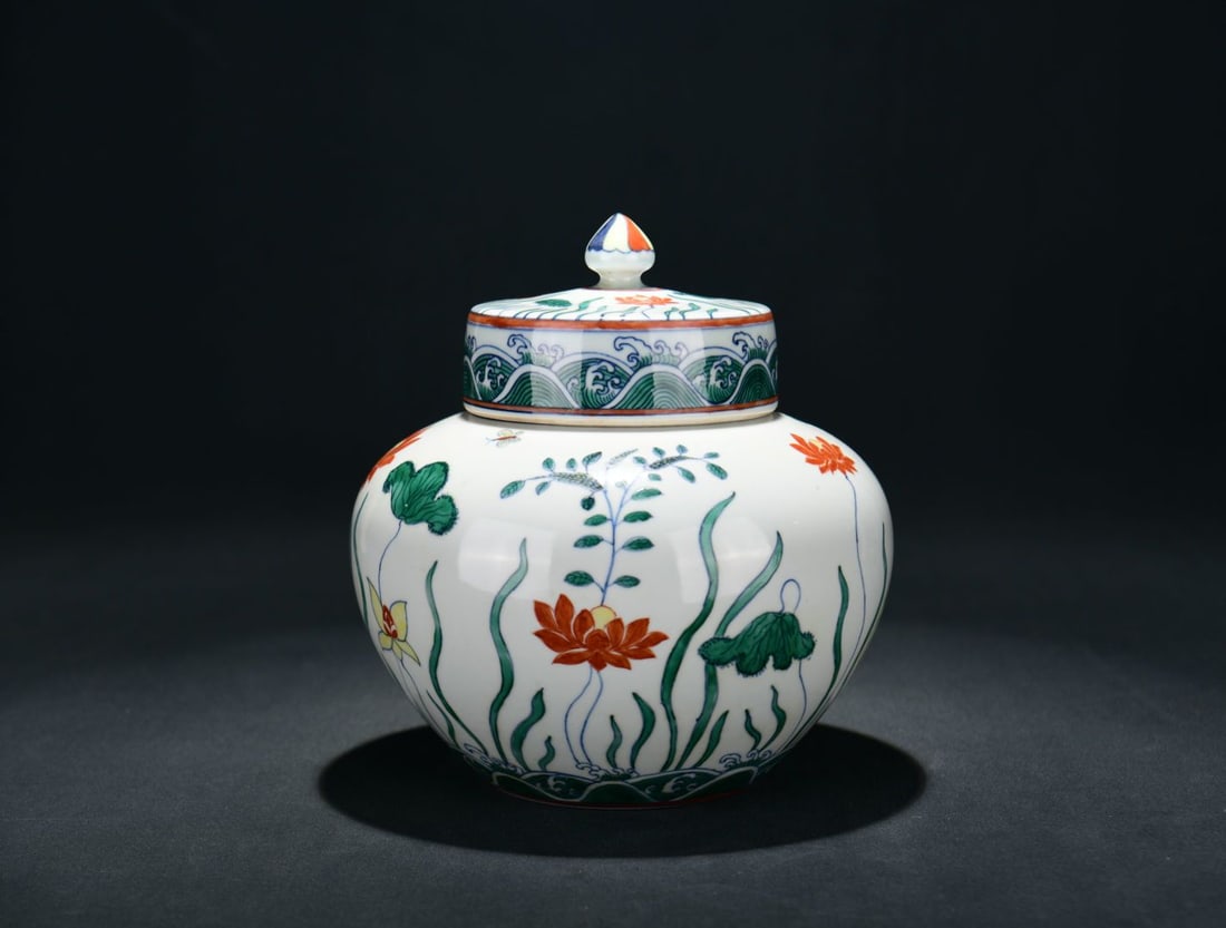 A DOUCAI 'LOTUS LEAF' COVERED JAR (1 of 8)