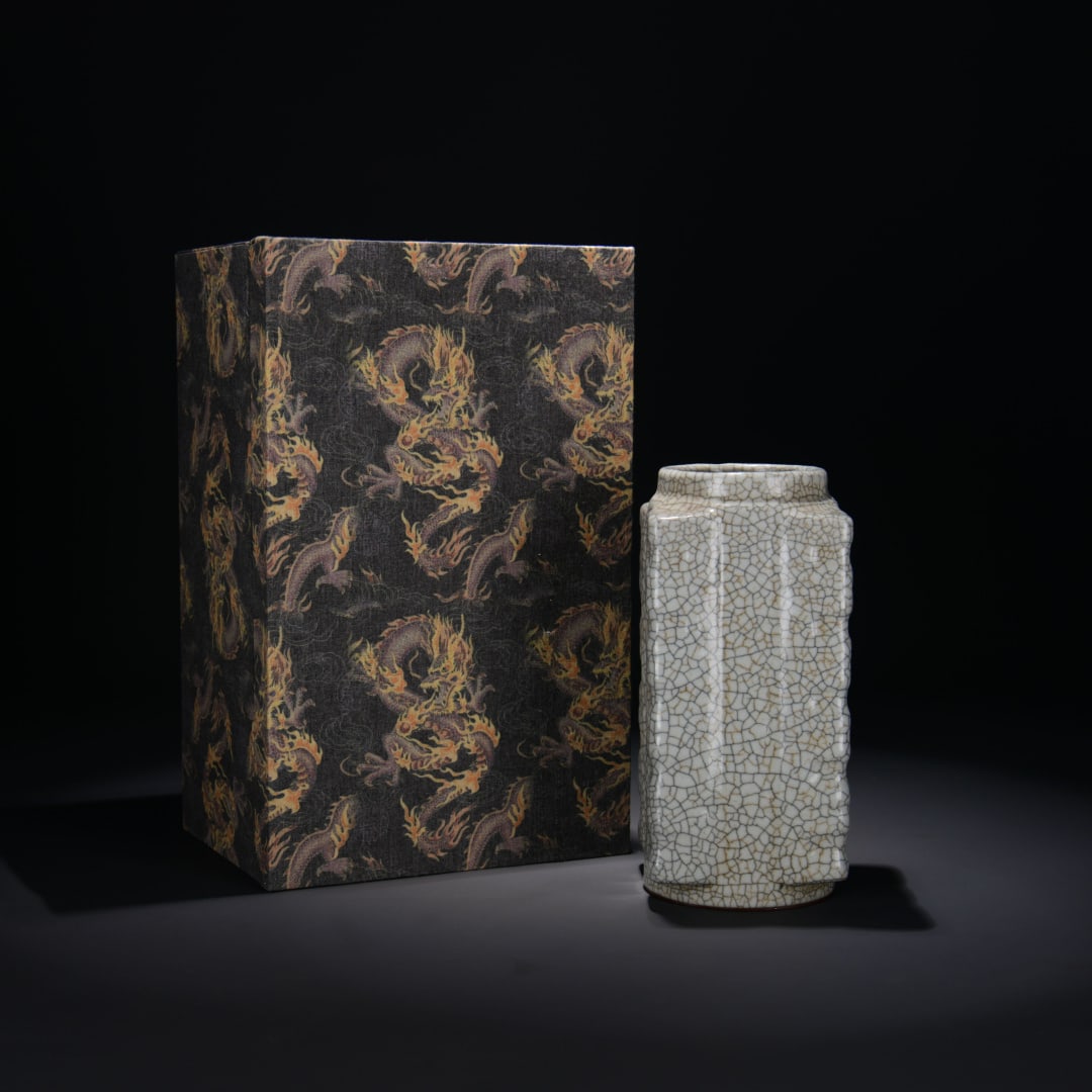 A GE TYPE CONG-FORM VASE: A GE TYPE CONG-FORM VASE Dimensions: Height: 22 cm (8.66 in.), Width: 10 cm (3.94 in.). All measurements are approximate.