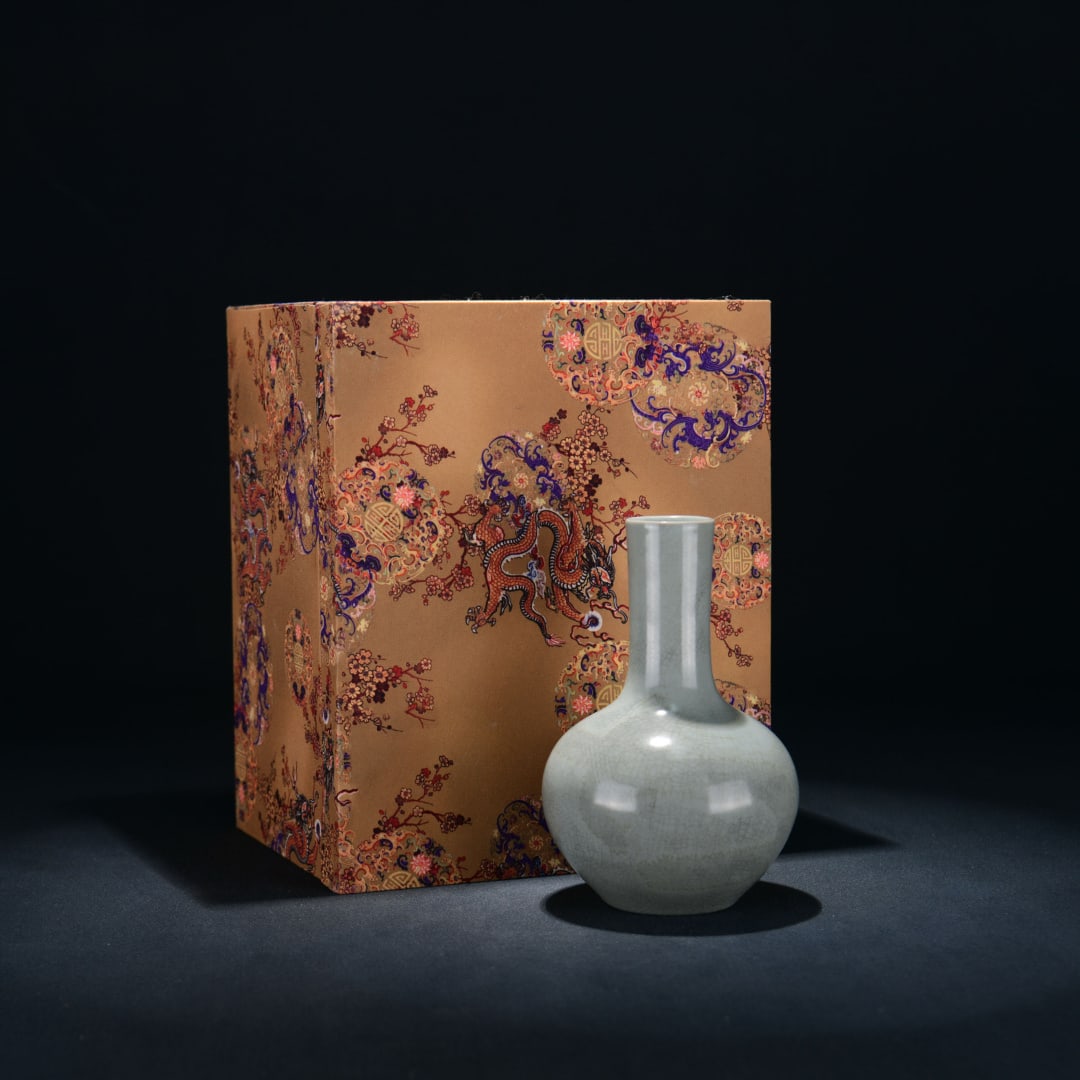 A RU TYPE SKY-BLUE GLAZED GLOBULAR VASE (1 of 8)