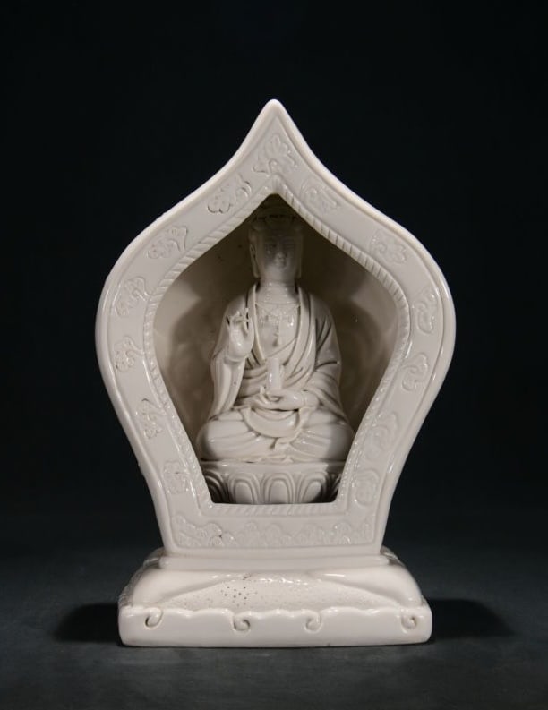 A DEHUA WHITE-GLAZED 'HE CHAOZONG' MARK GUANYIN IN BUDDHA SHRINE (1 of 8)