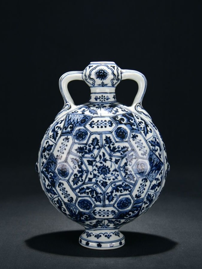 A BLUE AND WHITE 'BROCADE' RIBBON-HANDLE GARLIC-MOUTH FLASK (1 of 9)