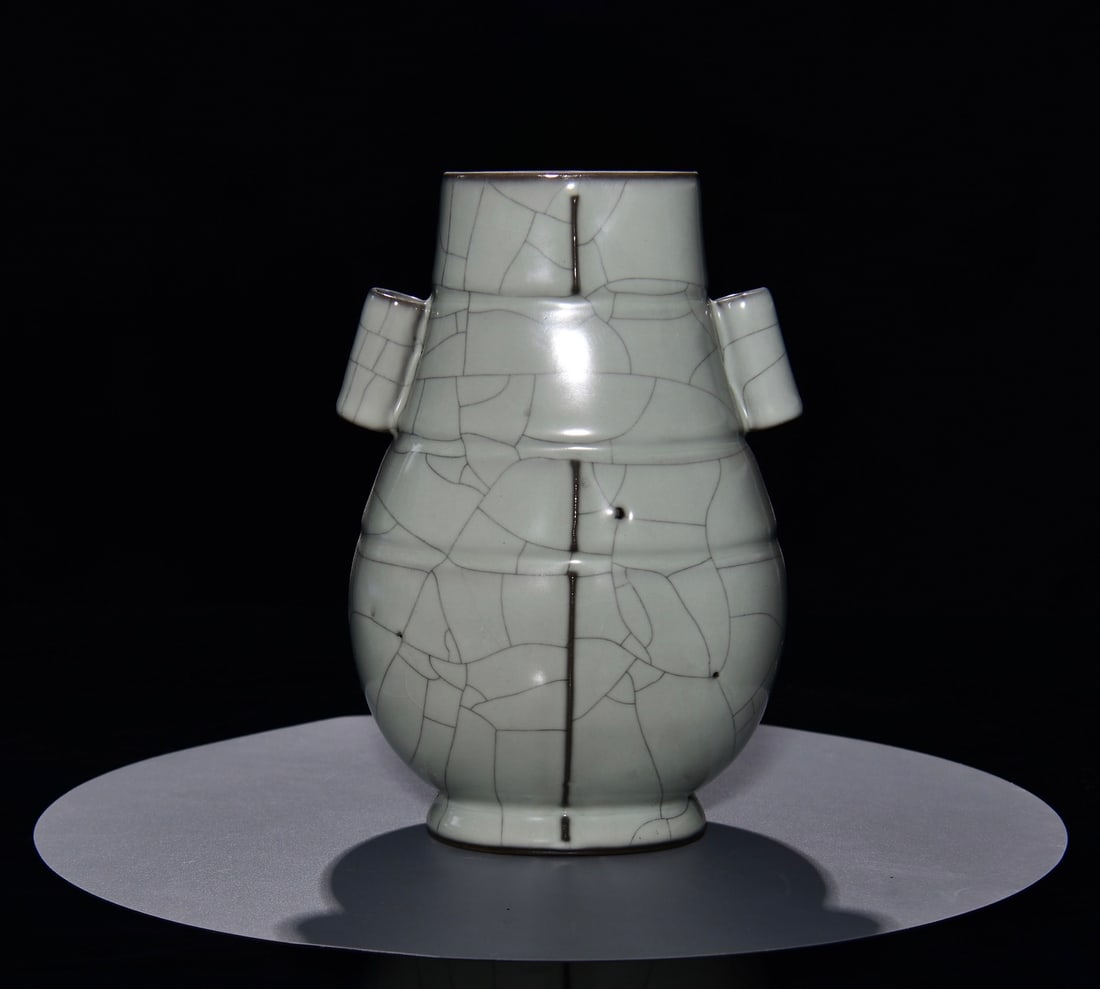 AN OFFICIAL QINGBAI GLAZED DOUBLE-HANDLE VASE (1 of 10)