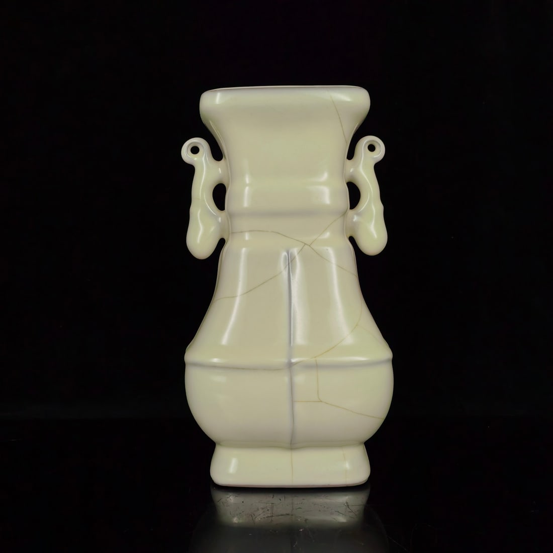 AN OFFICIAL MOON-WHITE GLAZED DOUBLE-HANDLE VASE (1 of 9)