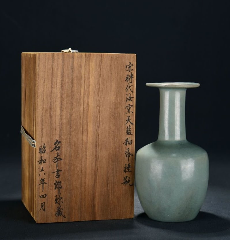 A RU TYPE SKY-BLUE GLAZED VASE (1 of 9)