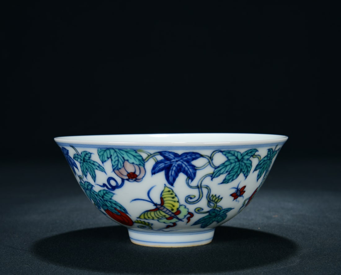 A BLUE AND WHITE AND DOUCAI 'MELON AND BUTTERFLY' PALACE BOWL: A BLUE AND WHITE AND DOUCAI 'MELON AND BUTTERFLY' PALACE BOWL Dimensions: Width: 15 cm (5.91 in.), Height: 7 cm (2.76 in.). All measurements are approximate.