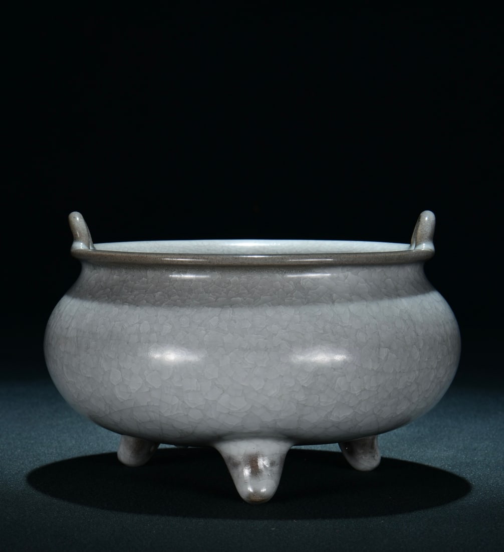 AN OFFICIAL QINGBAI GLAZED TRIPOD CENSER (1 of 9)