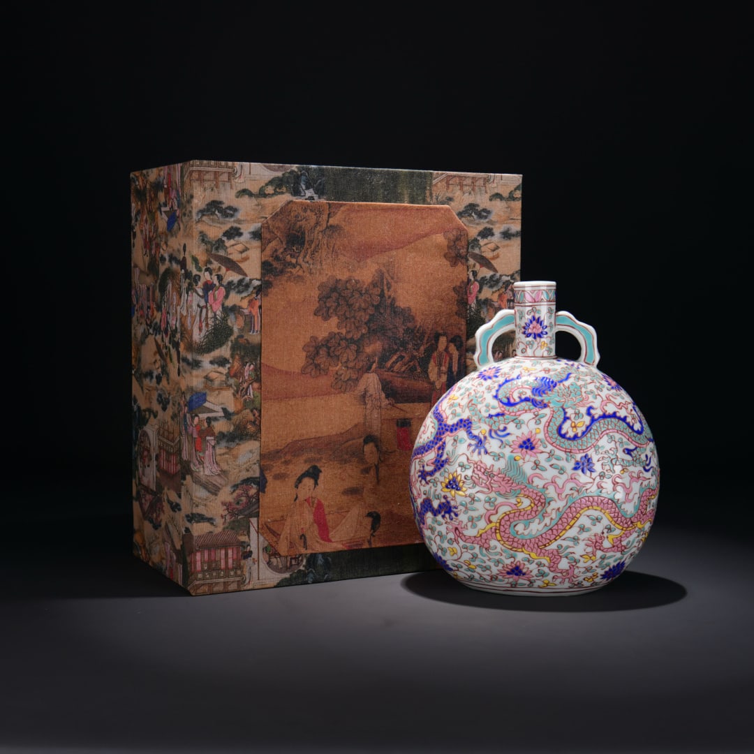 A WUCAI 'DRAGON' DOUBLE-HANDLE FLASK: A WUCAI 'DRAGON' DOUBLE-HANDLE FLASK Dimensions: Length: 27 cm (10.63 in.), Width: 21 cm (8.27 in.). All measurements are approximate.