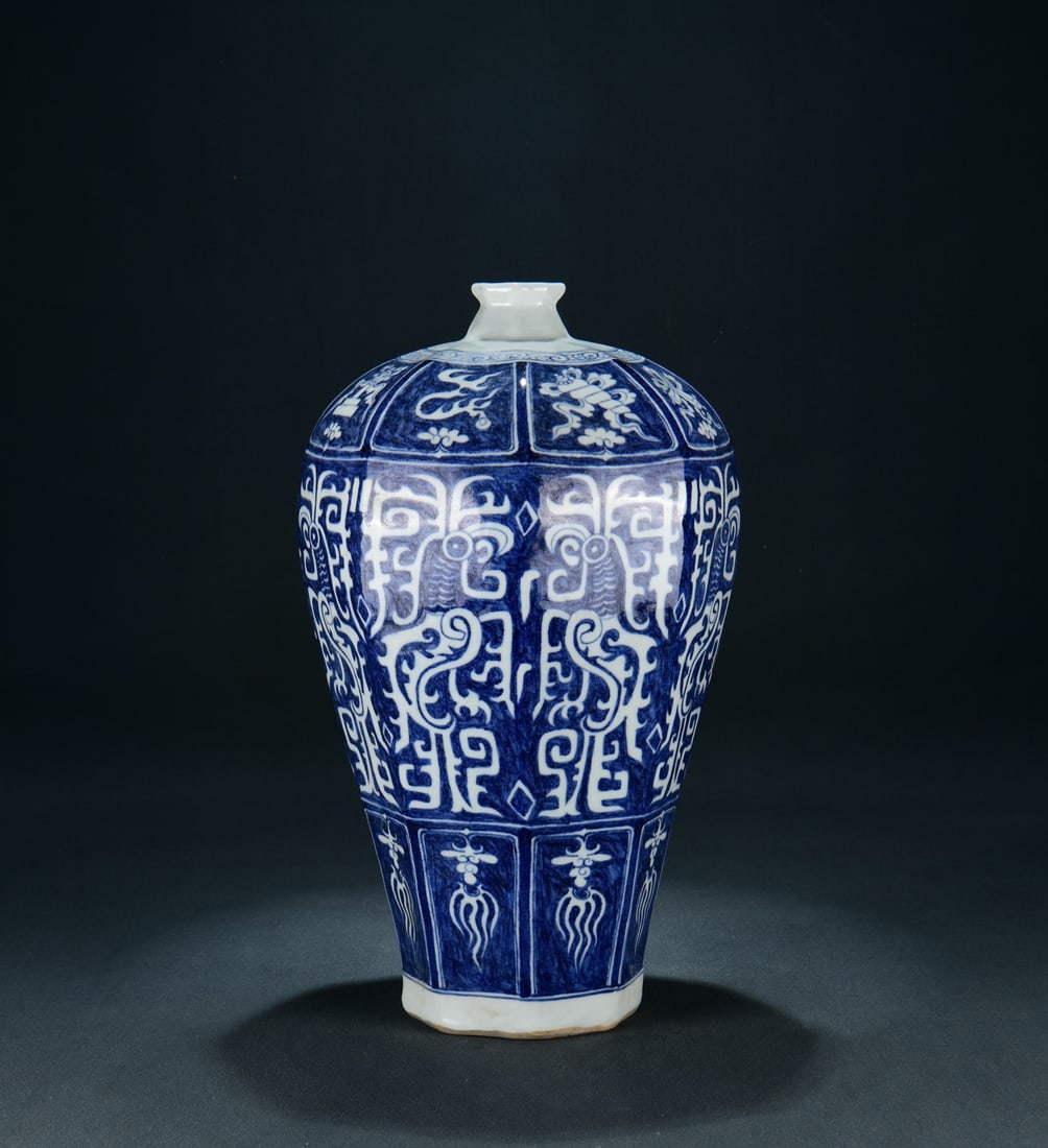A BLUE AND WHITE 'BEAST MASK, RESERVE' OCTAGONAL MEIPING: A BLUE AND WHITE 'BEAST MASK, RESERVE' OCTAGONAL MEIPING Dimensions: Length: 44.5 cm (17.52 in.), Width: 24 cm (9.45 in.). All measurements are approximate.