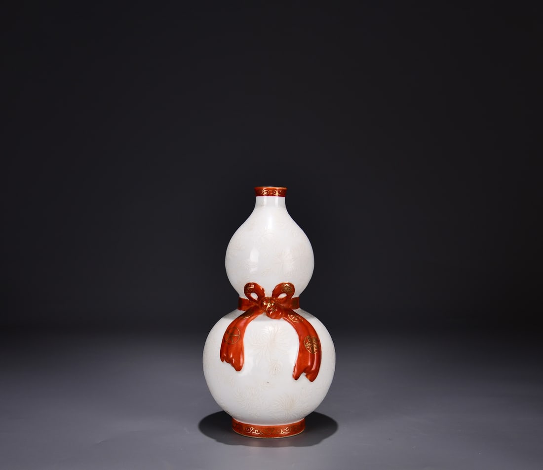 A SWEET WHITE GLAZED CARVED 'FLOWERS AND RIBBONS' GOURD VASE: A SWEET WHITE GLAZED CARVED 'FLOWERS AND RIBBONS' GOURD VASE Dimensions: Length: 24.5 cm (9.65 in.), Width: 14 cm (5.51 in.). All measurements are approximate.