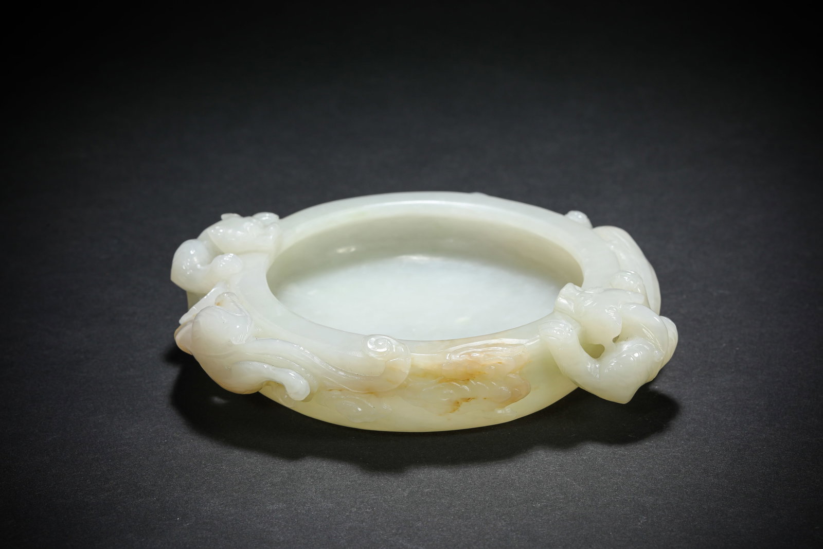 A JADE CARVED 'CHI DRAGON' BRUSH WASHER: A JADE CARVED 'CHI DRAGON' BRUSH WASHER Dimensions: Length: 13.4 cm (5.28 in.), Width: 11 cm (4.33 in.), Height: 3.2 cm (1.26 in.). All measurements are approximate.