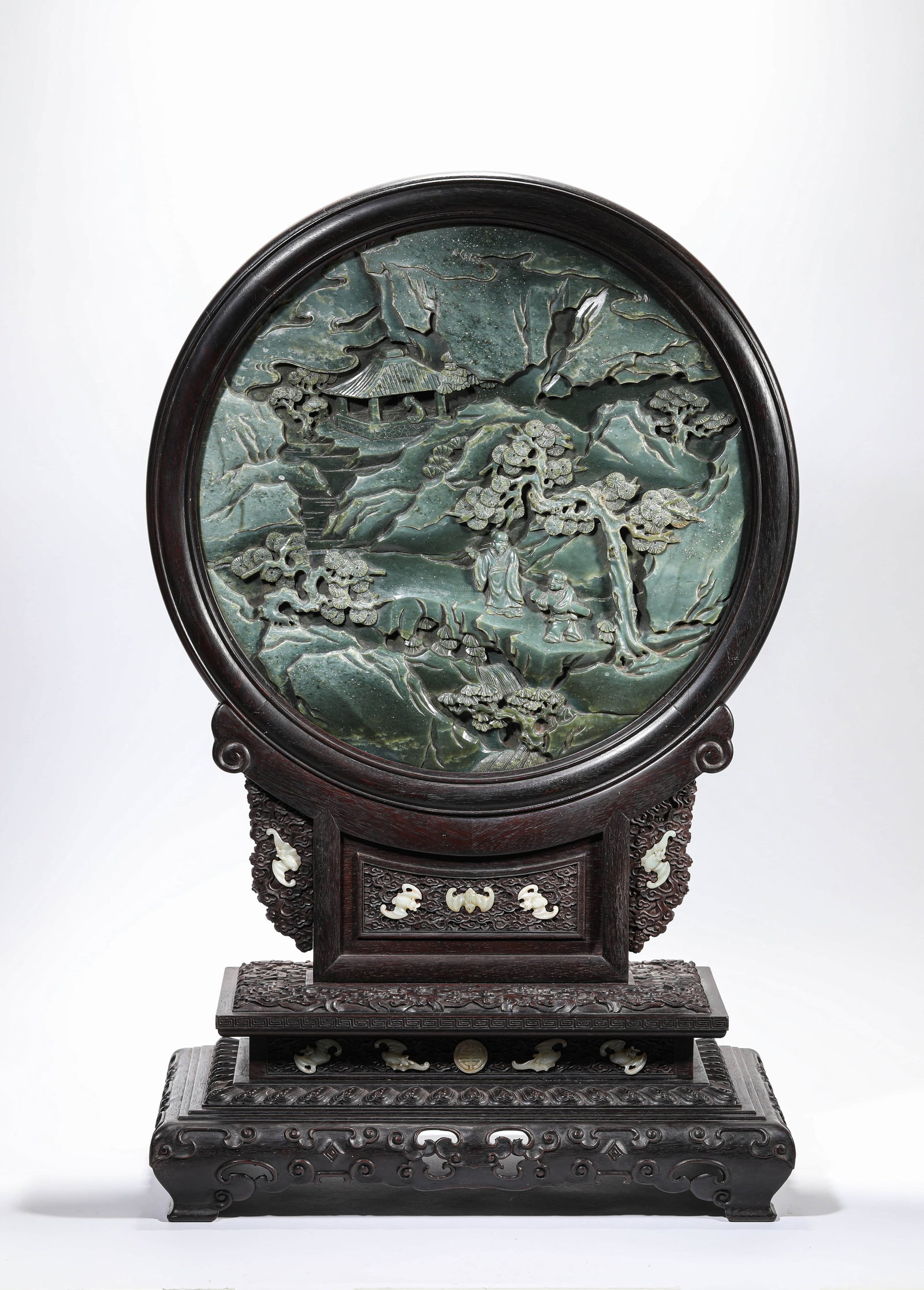 A SPINACH JADE CARVED 'SCHOLAR UNDER PINES' TABLE SCREEN: A SPINACH JADE CARVED 'SCHOLAR UNDER PINES' TABLE SCREEN Dimensions: Length: 40 cm (15.75 in.), Width: 23 cm (9.06 in.), Height: 64.5 cm (25.39 in.). All measurements are approximate.