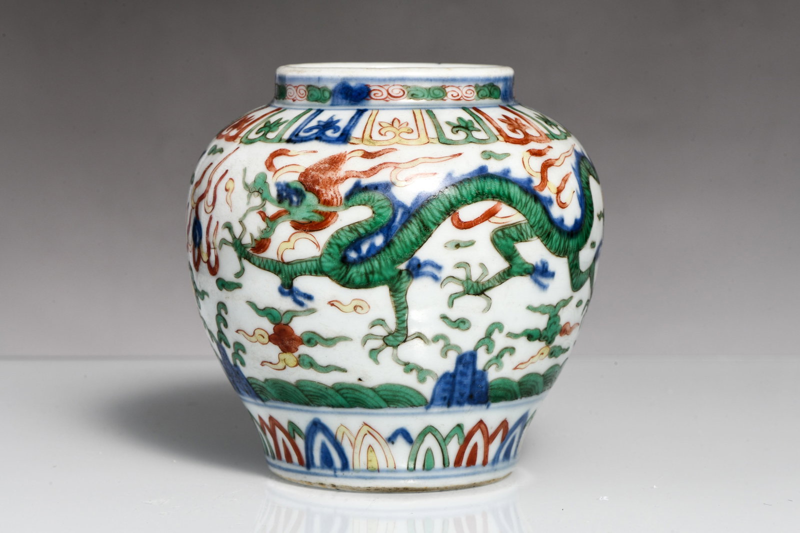 A WUCAI 'DRAGON' SMALL JAR (1 of 8)