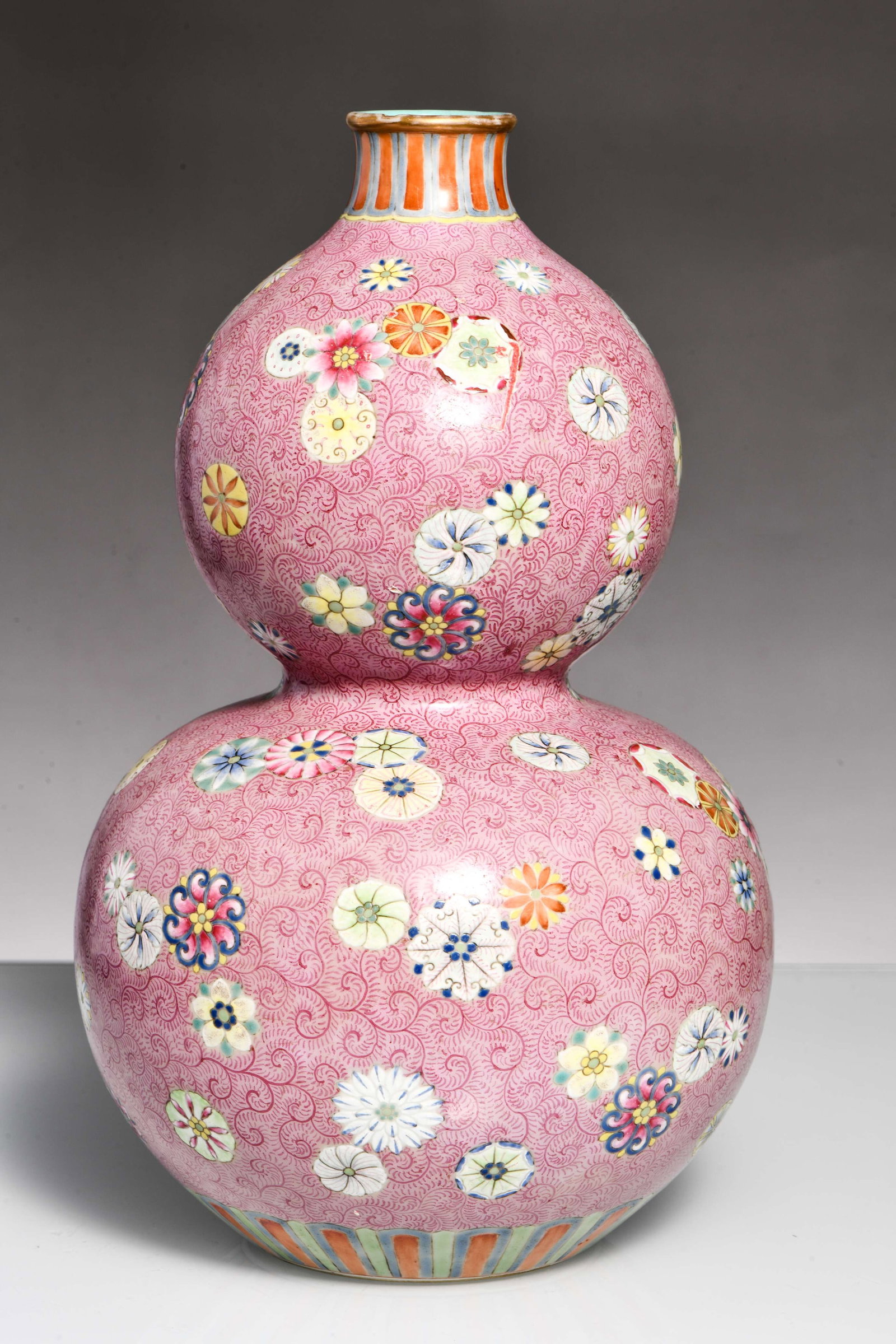 A FAMILLE ROSE 'MEDALLION FLOWERS' GOURD-SHAPED VASE (1 of 8)