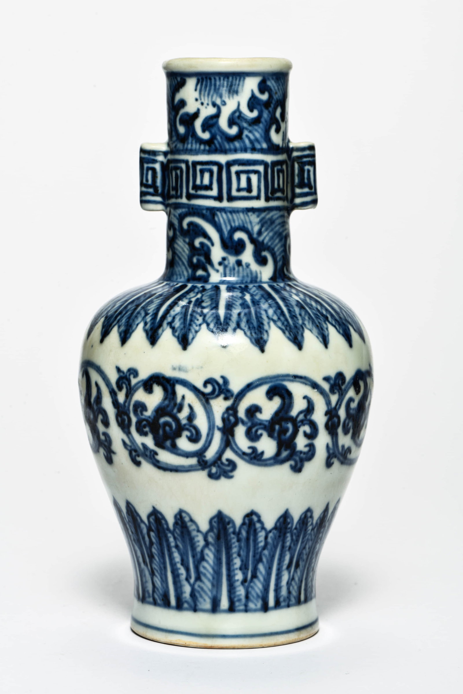 A BLUE AND WHITE 'INTERLOCKING FLOWERS' VASE: A BLUE AND WHITE 'INTERLOCKING FLOWERS' VASE Description: Length::9cm Width::9cm Height::20cm