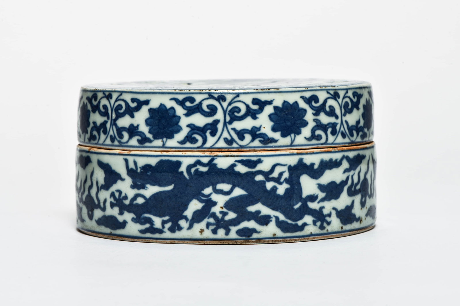 A BLUE AND WHITE 'FLOWERS AND DRAGON' BOX WITH COVERED: A BLUE AND WHITE 'FLOWERS AND DRAGON' BOX WITH COVERED Description: Length::14cm Width::14cm Height::7cm