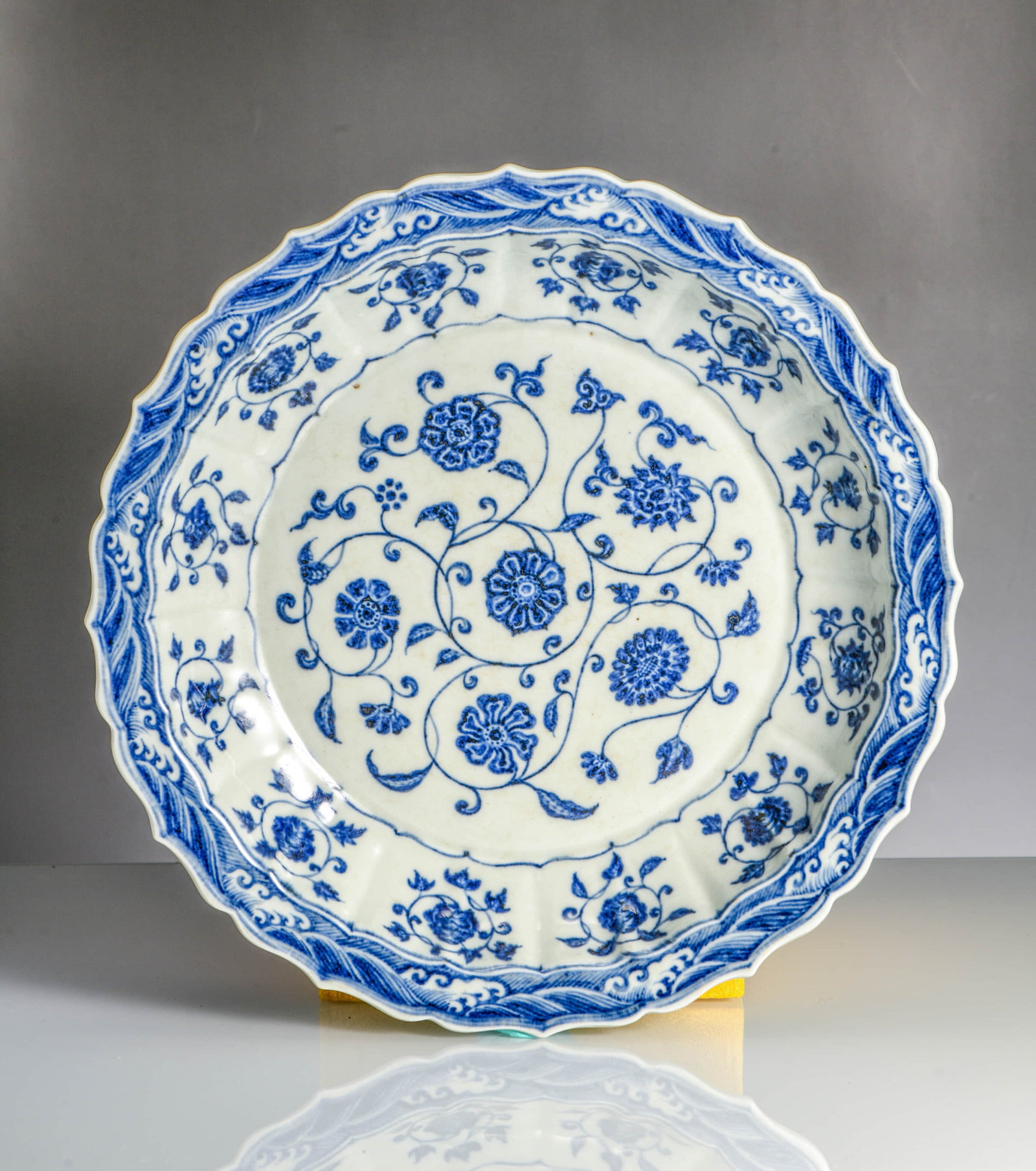 A BLUE AND WHITE 'INTERLOCKING FLOWERS' CHRYSANTHEMUM-SHAPED DISH (1 of 6)