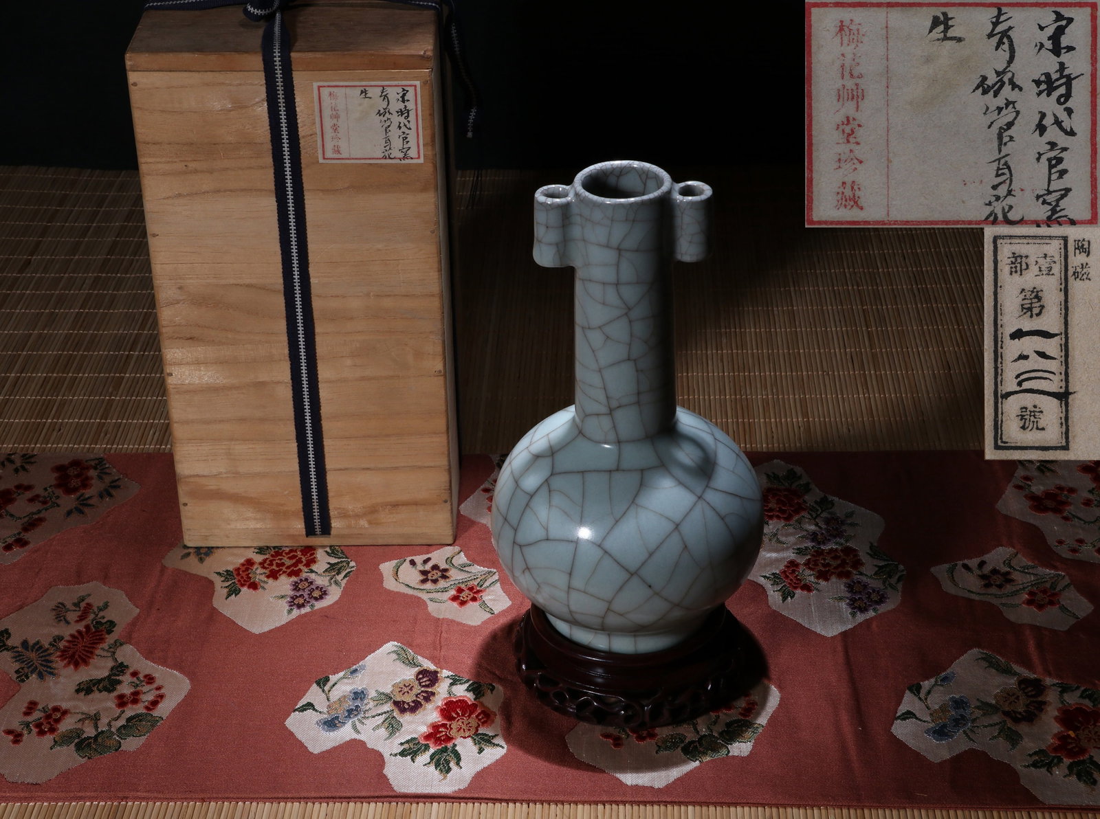 AN OFFICIAL 'PLAIN' VASE: AN OFFICIAL 'PLAIN' VASE From the Meihua Cottage Collection of Chinese Art Dimensions: Height: 24 cm (9.45 in.). All measurements are approximate.