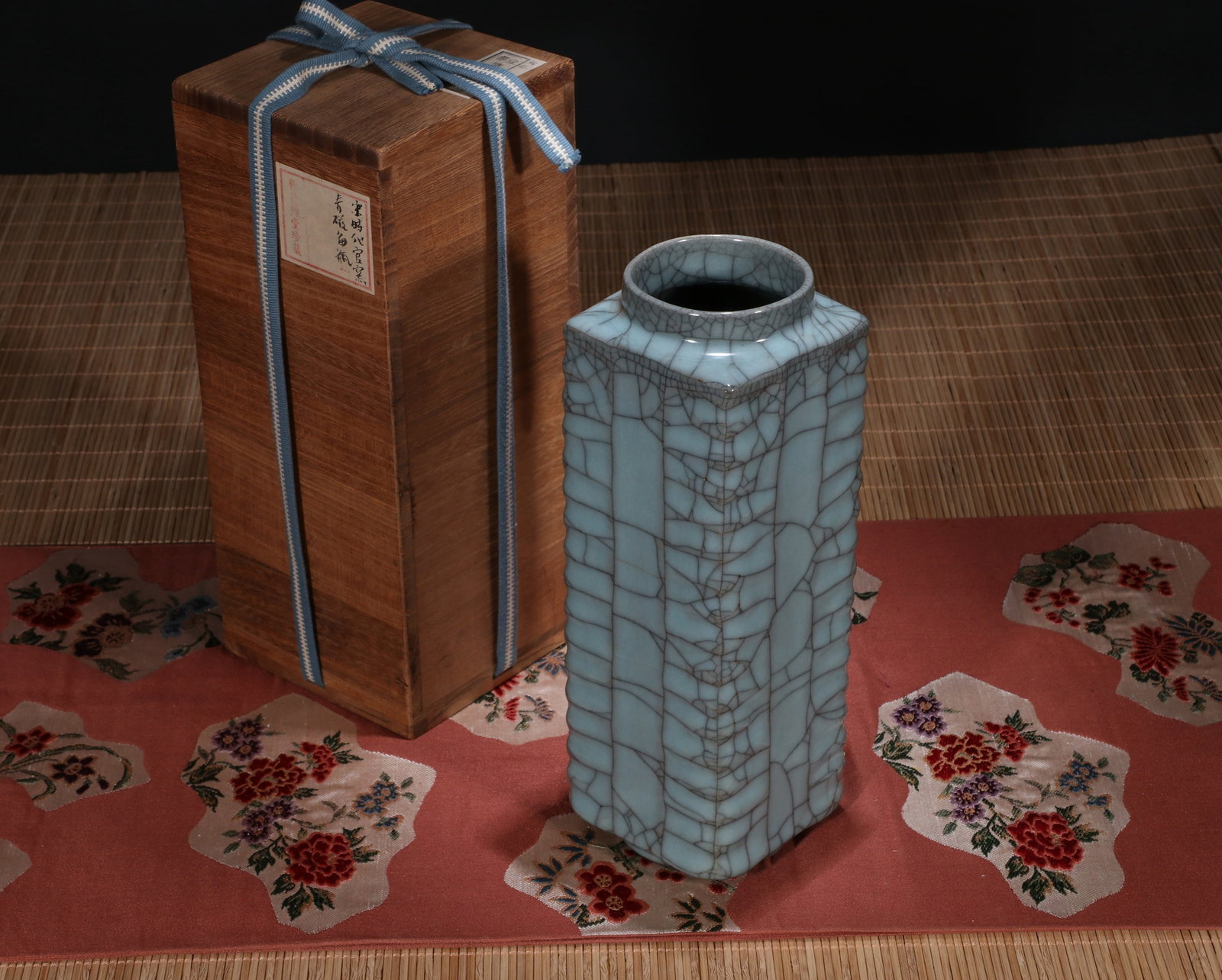 AN OFFICIAL CONG-FORM VASE