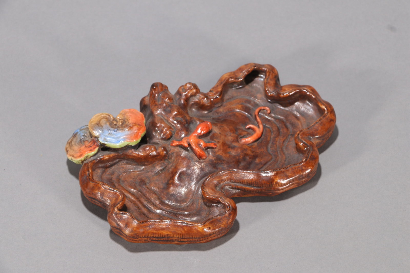 A PORCELAIN 'LINGZHI' BRUSH REST (1 of 6)