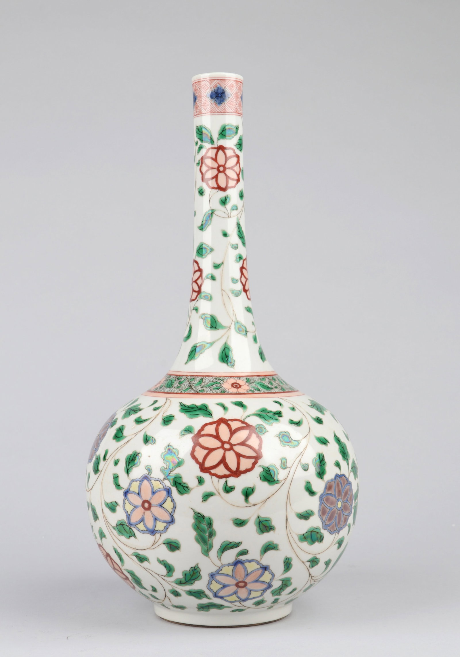 A WUCAI 'INTERLOCKING FLOWERS' LONG-NECK VASE
