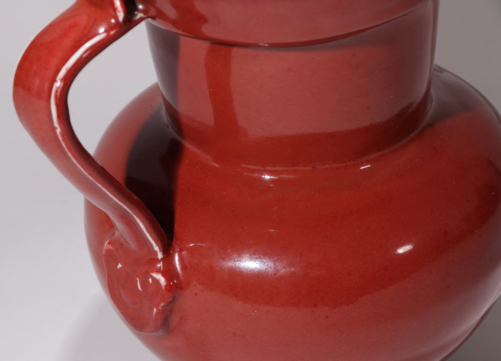 A RUBY RED-GLAZED 'PLAIN' MONK'S-CAP EWER - 3