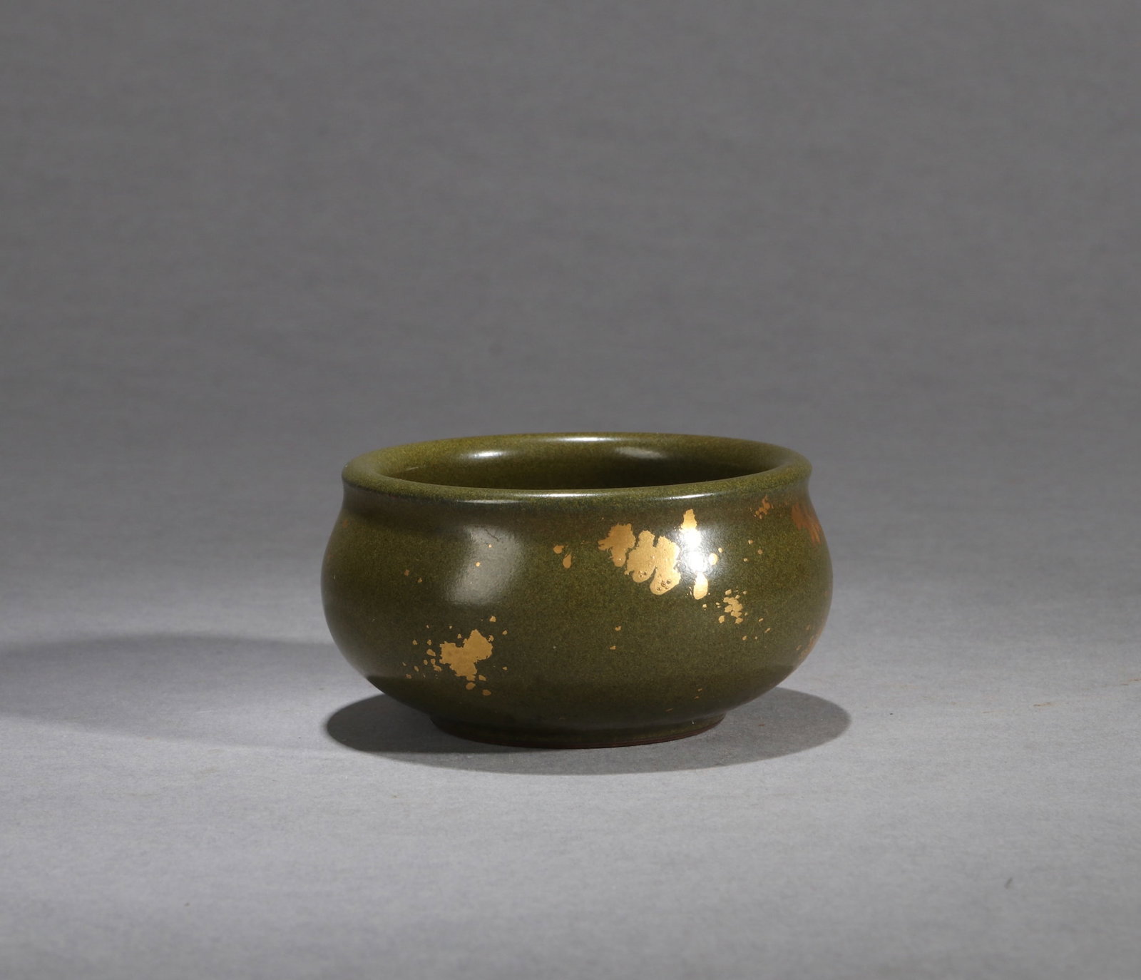 A TEA-DUST GLAZED GILT-SPLASH 'PLAIN' WATER POT: A TEA-DUST GLAZED GILT-SPLASH 'PLAIN' WATER POT Dimensions: Length: 7 cm (2.76 in.), Width: 7 cm (2.76 in.), Height: 4 cm (1.57 in.). All measurements are approximate.