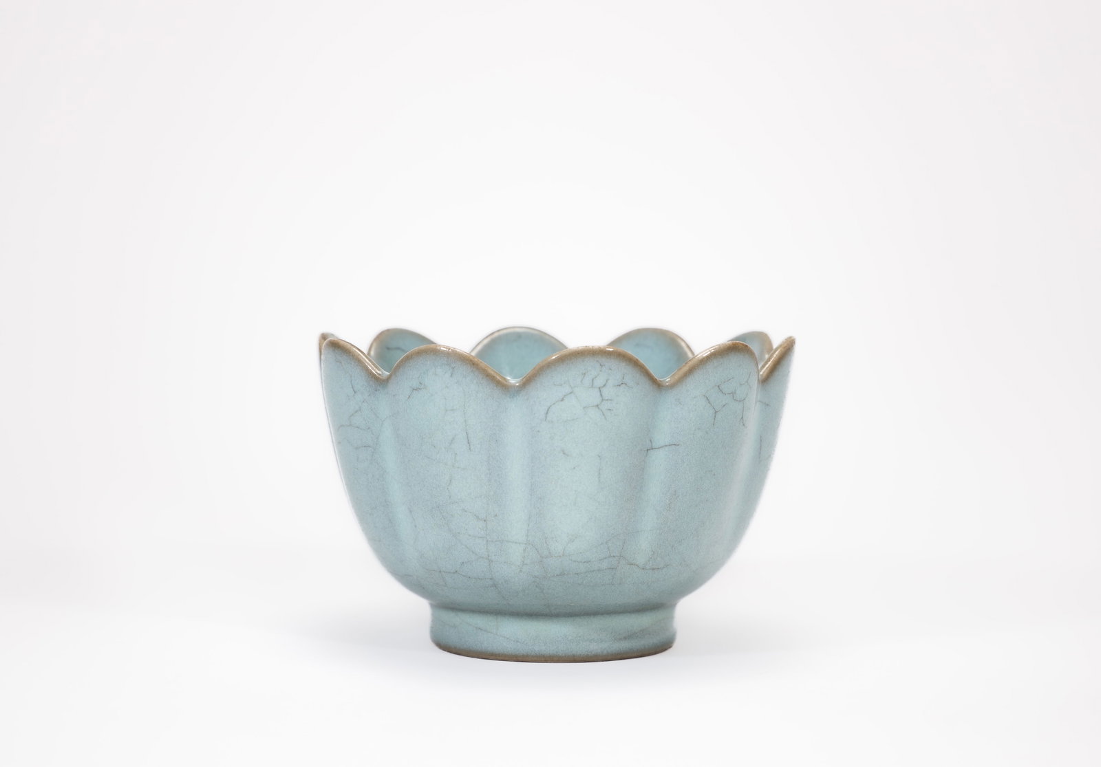A RU WARE 'PLAIN' SMALL LOBED BOWL (1 of 6)