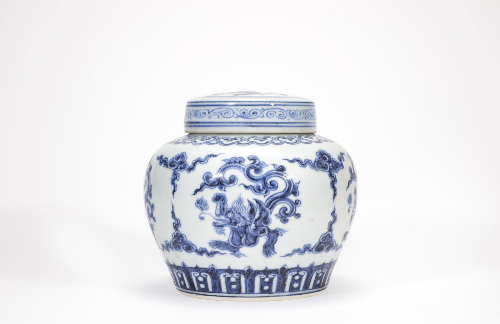 A BLUE AND WHITE 'DRAGON' COVERED JAR