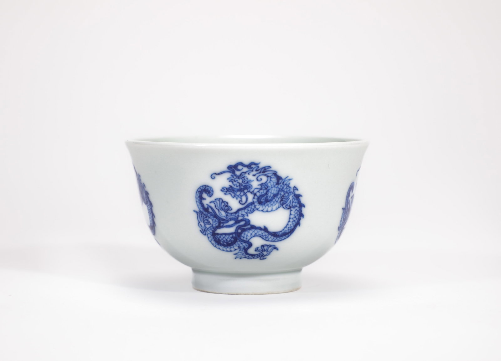 A BLUE AND WHITE 'ROUNDEL DRAGON' CUP