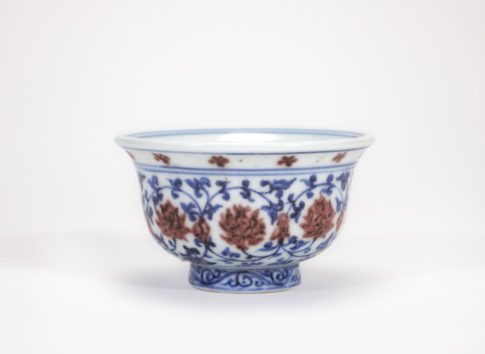 A BLUE AND WHITE AND COPPER-RED 'INTERLOCKING LOTUS' CUP