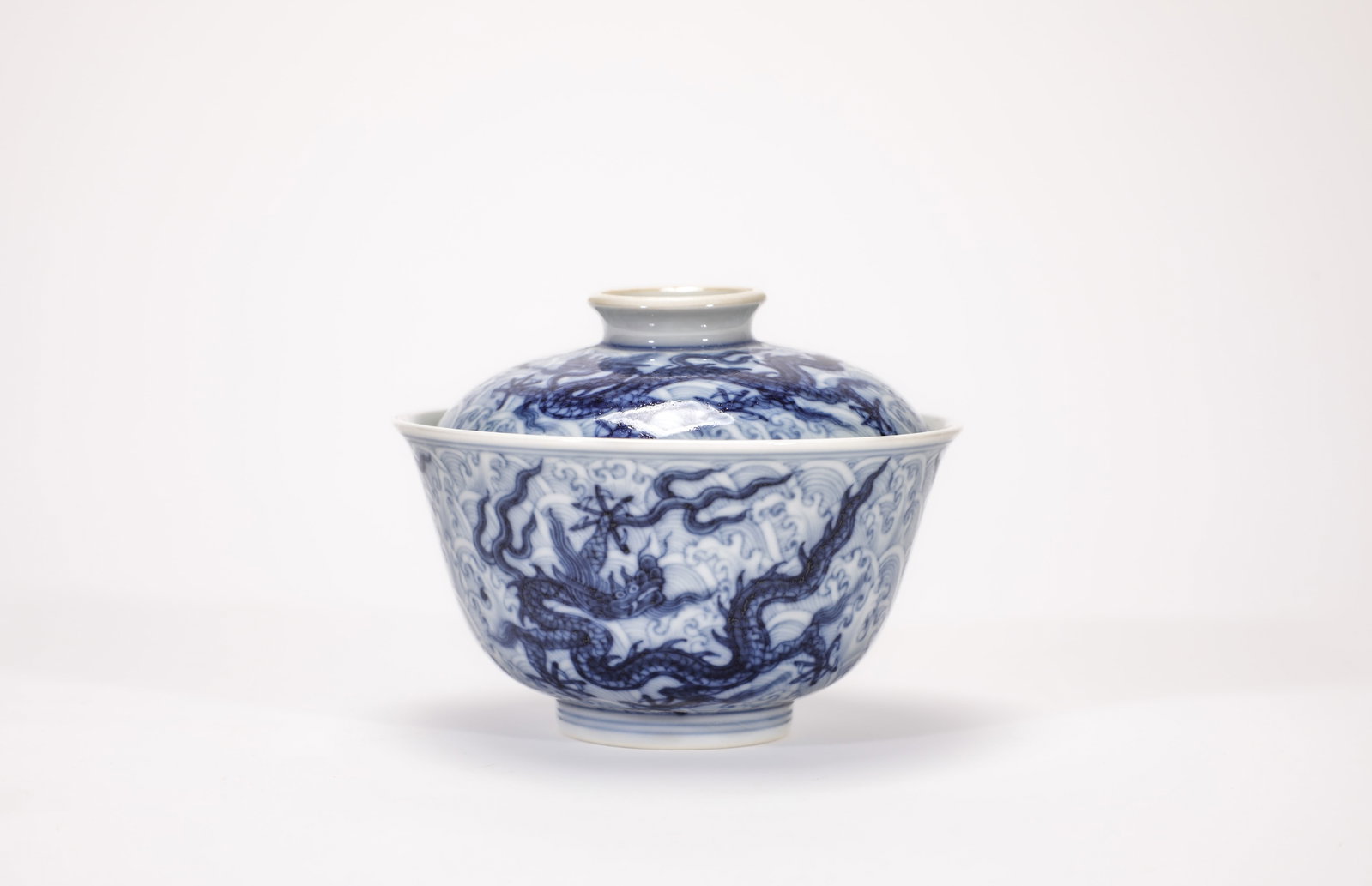 A BLUE AND WHITE 'WAVES AND DRAGON' COVERED BOWL