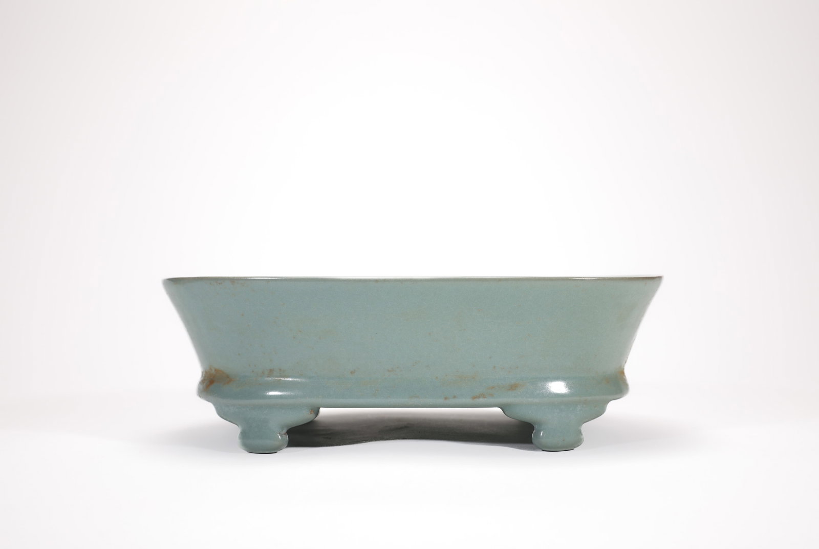 A RU WARE 'PLAIN' NARCISSUS BOWL WITH 'FENGHUA' MARK