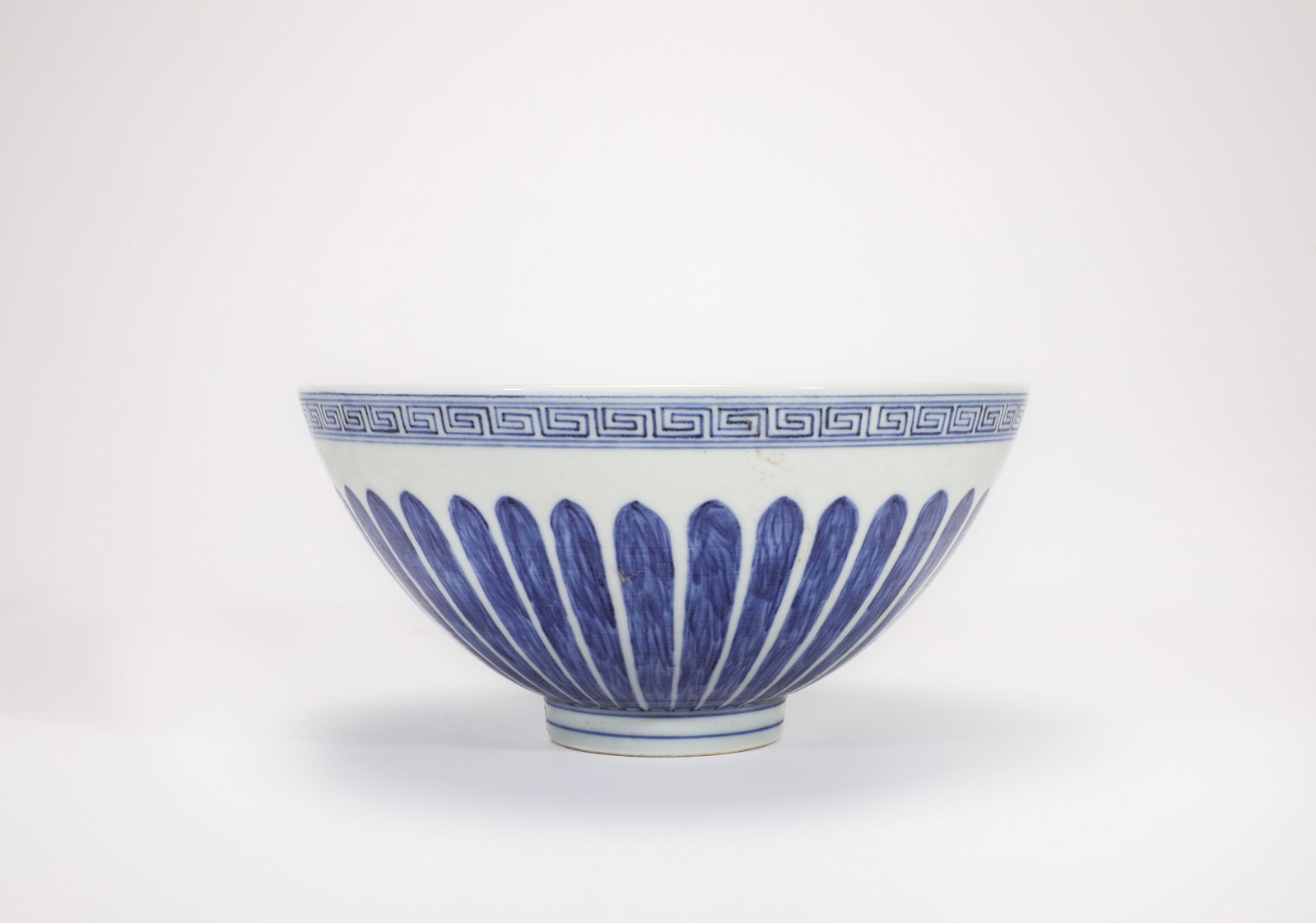 A BLUE AND WHITE 'INTERLOCKING FLOWERS' BOWL (1 of 6)