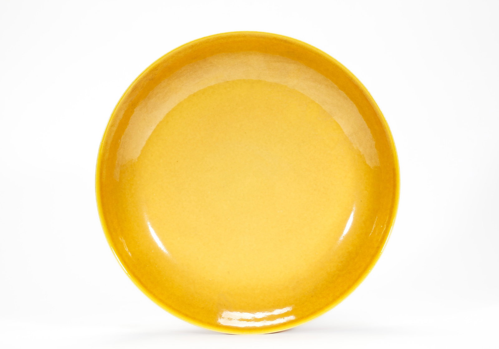 A YELLOW-GLAZED 'PLAIN' DISH