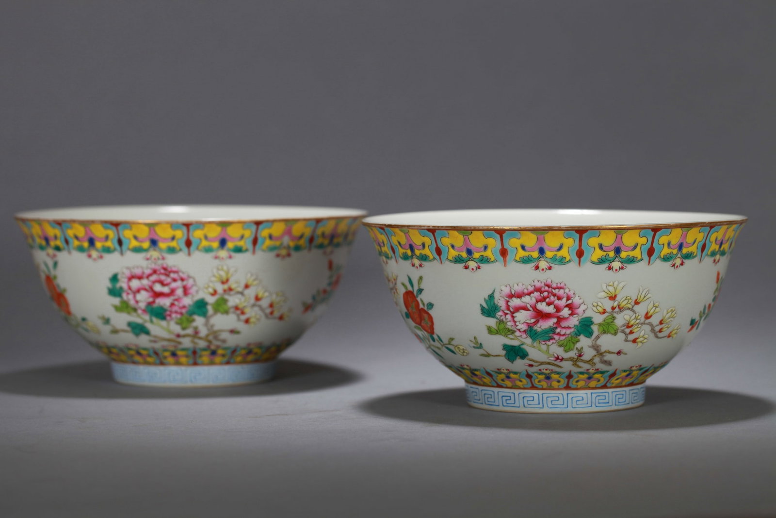 A PAIR OF FAMILLE ROSE 'FLOWERS' BOWLS: A PAIR OF FAMILLE ROSE 'FLOWERS' BOWLS Dimensions: Length: 17.5 cm (6.89 in.), Width: 17.5 cm (6.89 in.), Height: 8.5 cm (3.35 in.). All measurements are approximate.