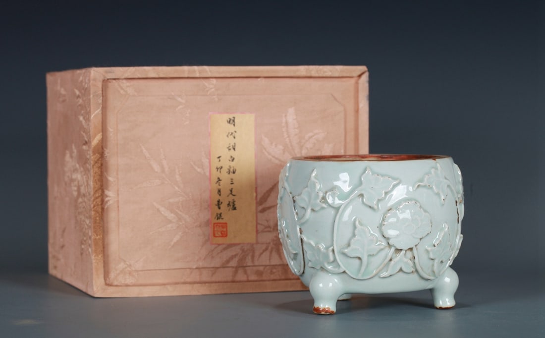 A SWEET WHITE GLAZED 'PLAIN' CENSER