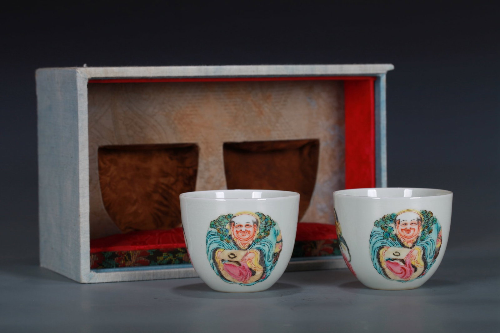 A PAIR OF FAMILLE ROSE 'HARMONY' CUPS: A PAIR OF FAMILLE ROSE 'HARMONY' CUPS Dimensions: Height: 6 cm (2.36 in.). All measurements are approximate.